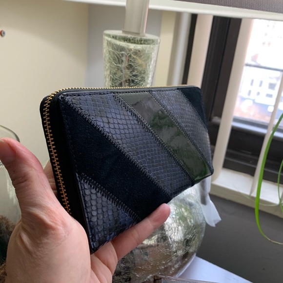 Authentic Tory Burch snake/velvet leather wallet - Picture 4 of 8